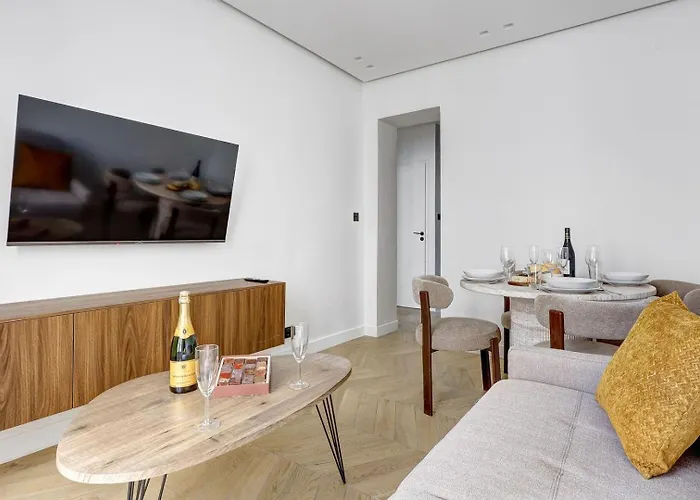 520 Debarcadere - Lovely 17th *